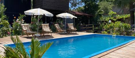 Una piscina al aire libre de temporada