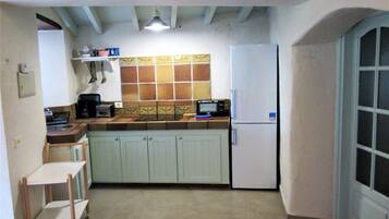 Køleskab, ovn, kaffe-/temaskine, brødrister