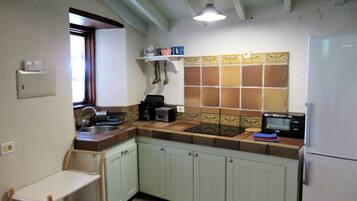 Een koelkast, een oven, een koffiezetapparaat/waterkoker