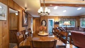 Cabin, 4 phòng ngủ | Khu vực ăn uống tại phòng