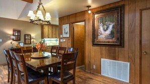 Cabane, 4 chambres | Restauration dans la chambre