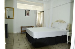 Family Room | In-room safe, laptop workspace, blackout drapes, iron/ironing board - pineapple suites (Ocho Rios)