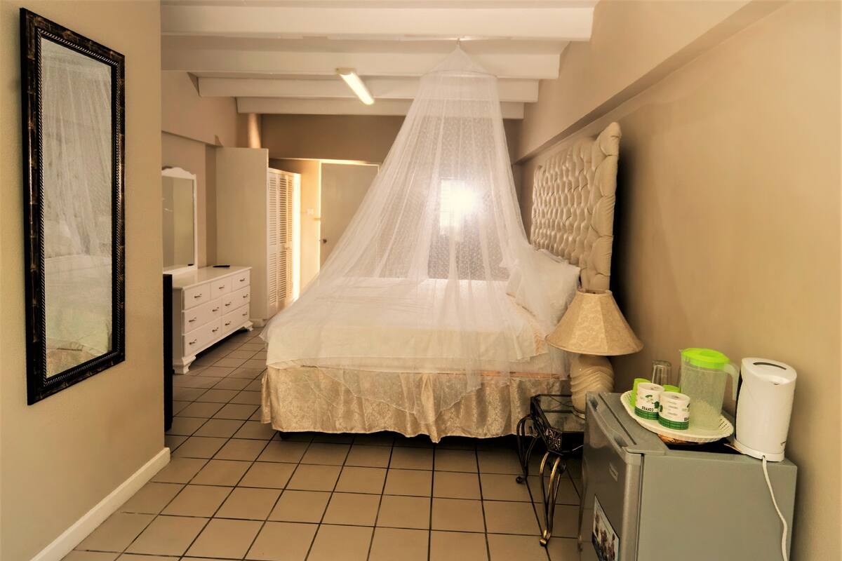 Honeymoon Studio Suite | In-room safe, laptop workspace, blackout drapes, iron/ironing board