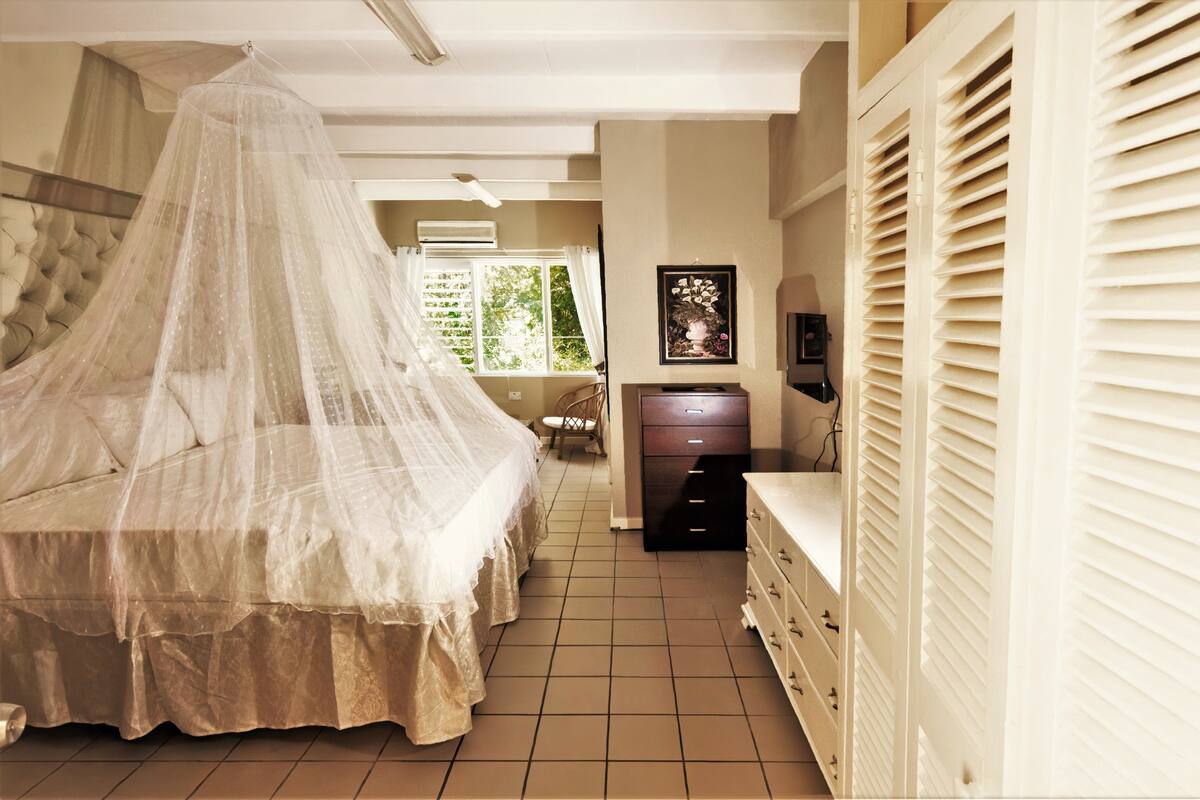Honeymoon Studio Suite | Peti besi dalam bilik, ruang kerja komputer riba