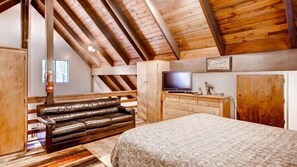Cabin, 1 Bedroom | 1 bedroom, free WiFi - Scenic Wonders Yosemite Creekside Loft (Yosemite National Park)