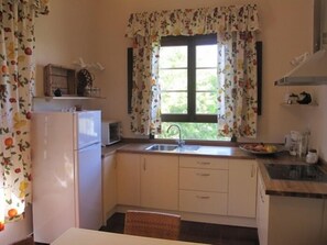 Réfrigérateur, four, cafetière/bouilloire, grille-pain