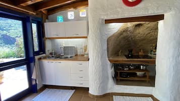 Réfrigérateur, micro-ondes, cafetiÚre/bouilloire, grille-pain