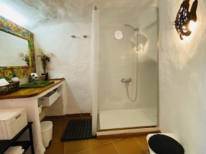 Douche, sèche-cheveux, serviettes fournies