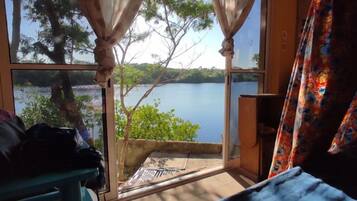 Dormitorio compartido económico | Edredón, espacio para trabajar con laptop y ropa de cama