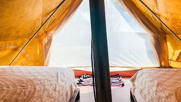 Tienda Glamping Doble | Edredón, espacio para trabajar con laptop y ropa de cama