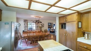 Cabin, 3 Bedrooms | Private kitchen | Coffee/tea maker, fridge, microwave, oven