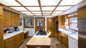 Cabin, 3 Bedrooms | Private kitchen | Coffee/tea maker, fridge, microwave, oven