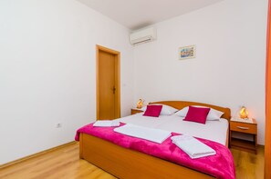 1 Schlafzimmer, Schreibtisch, WLAN, Bettwäsche