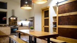 Cabin | Khu vực ăn uống tại phòng