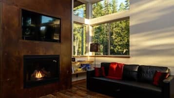 Cabin | Living room | Flat-screen TV, fireplace