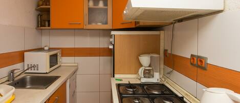 冷蔵庫、オーブン、コンロ、調理器具と食器