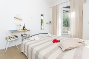 Iron/ironing board, WiFi, bed sheets