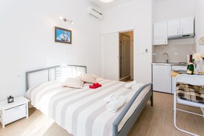 Iron/ironing board, WiFi, bed sheets