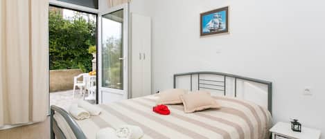 Iron/ironing board, WiFi, bed sheets