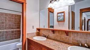 Cabin | Bathroom | Combined shower/bathtub, towels - Scenic Wonder Ahwahnichi Lodge 3 Bedroom (Yosemite National Park)