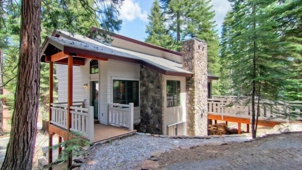 Property entrance - Scenic Wonder Ahwahnichi Lodge 3 Bedroom (Yosemite National Park)