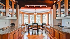 캐빈 | 객실 내 식사 공간