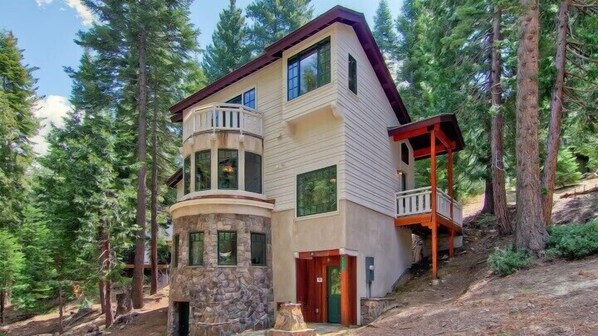 Front of property - Scenic Wonder Ahwahnichi Lodge 3 Bedroom (Yosemite National Park)