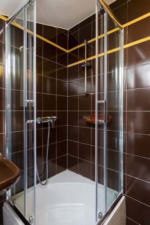 Amenidades de baño gratuitas, secadora de cabello, toallas 