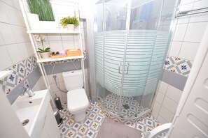 Comfort Apartment | Bathroom | Combined shower/tub, free toiletries, hair dryer, slippers - Luxurious Rooms Olympus (Katerini)