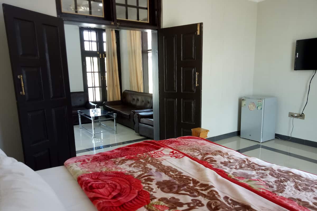 Deluxe Double Room, Mountainside | Laptop workspace, blackout drapes, soundproofing