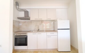 Frigorifero, forno, piano cottura, pentole/stoviglie/utensili