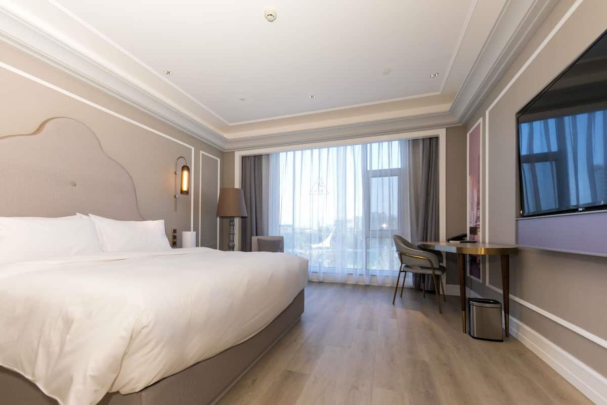 Minibar, in-room safe