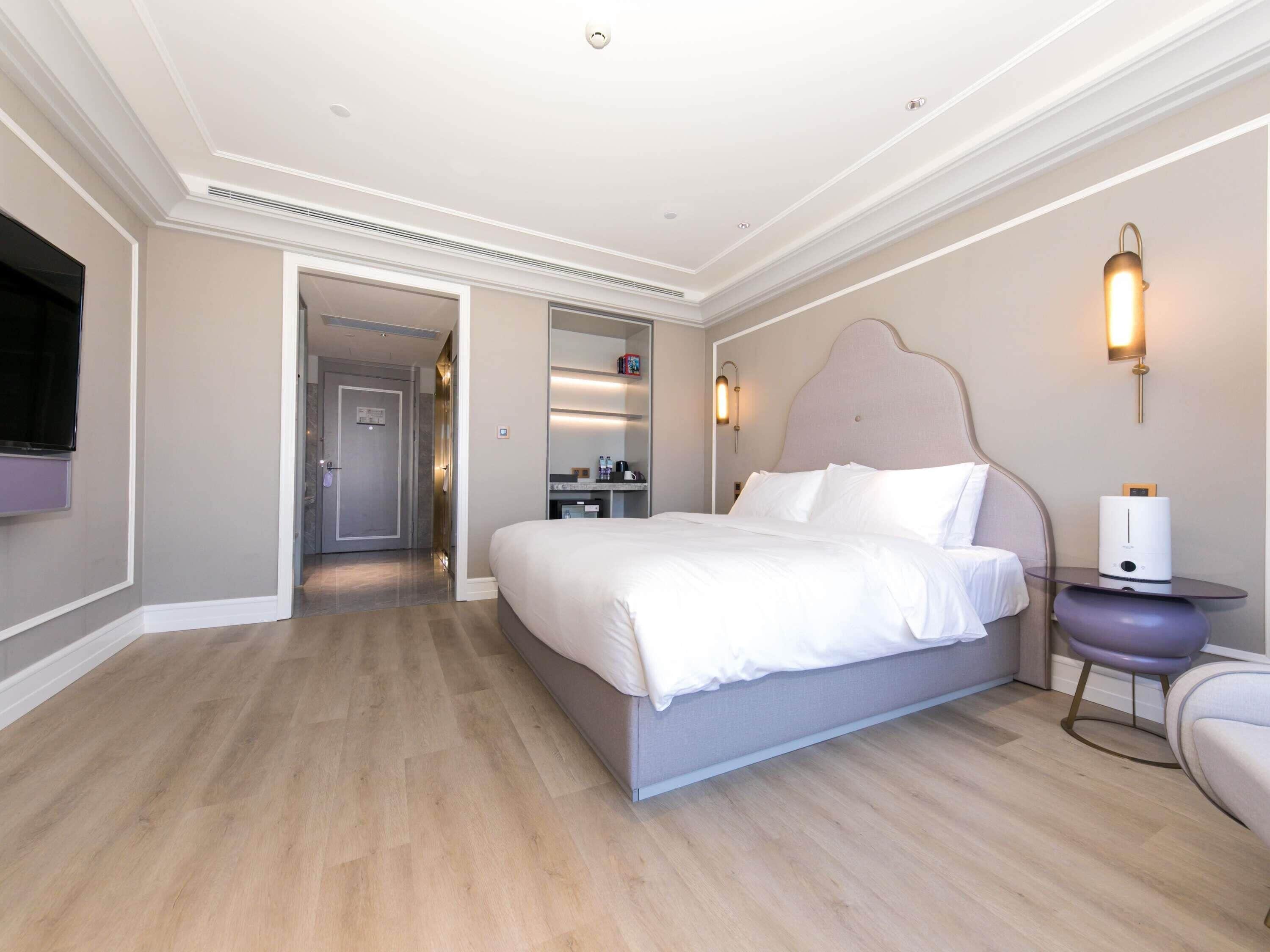 Deluxe Room, 1 King Bed | Down duvets, minibar, in-room safe, rollaway beds