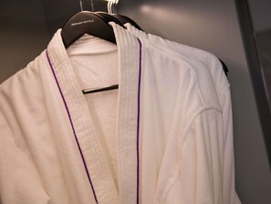 Privilege, Chambre, 1 très grand lit | Minibar, coffres-forts dans les chambres