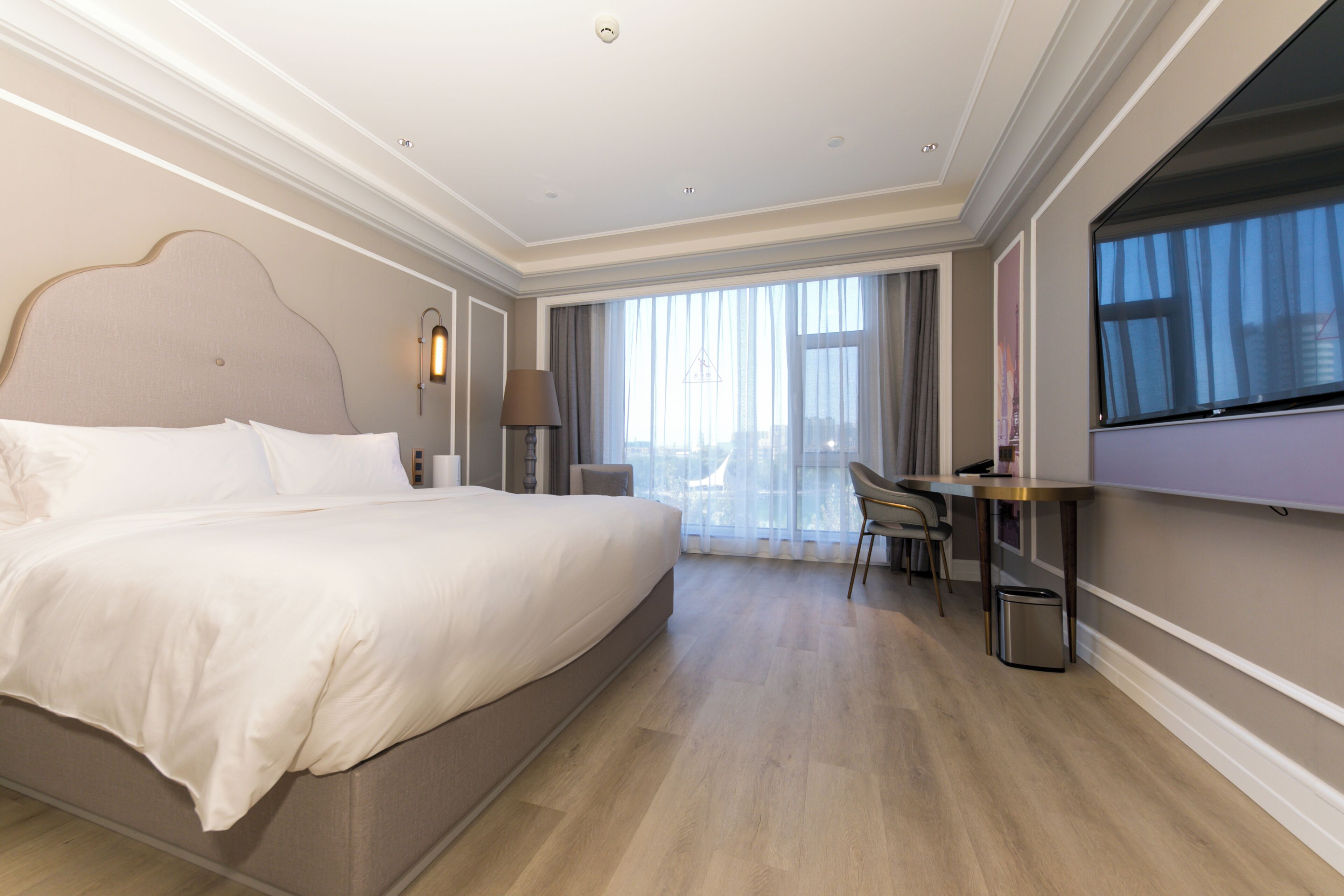 Minibar, in-room safe