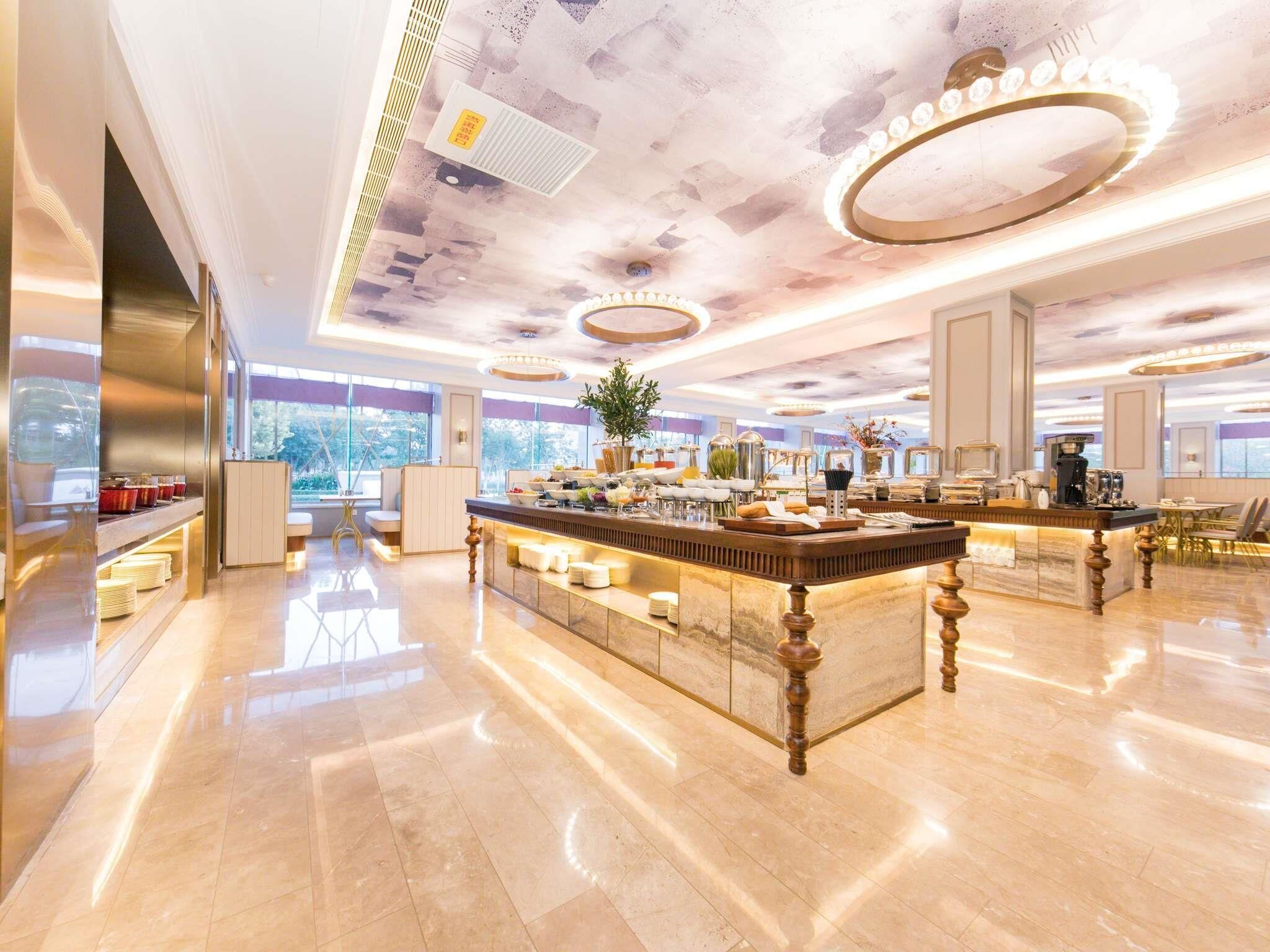 بوفيه فطور مقابل رسوم