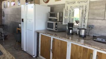 Réfrigérateur, micro-ondes, plaque de cuisson, cafetiÚre/bouilloire