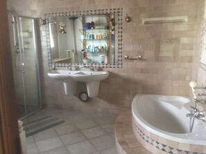 Combined shower/tub - 2 bedrooms in a pullhouse and jacuzzi  (Ventiseri)