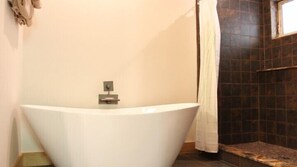 Ferienhütte | Badezimmer | Duschwanne, Handtücher