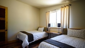 A room with two beds, a window with curtains, a nightstand, and a lamp. - Scenic Wonders Alpenglow 2 Two Bedrooms (Yosemite National Park)
