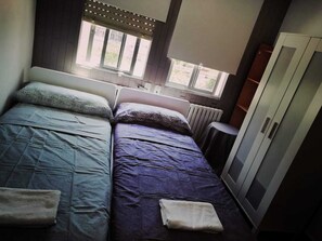 2 habitaciones, tabla de planchar con plancha, wifi y ropa de cama 