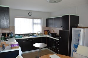 Fridge, microwave, oven - 20 Birch Hill Cottage (Aghadoe)