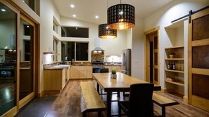 Cabin | In-room dining - Scenic Wonders Alpenglow 3 Two Bedrooms (Yosemite National Park)