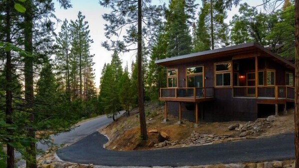 Front of property - Scenic Wonders Alpenglow 3 Two Bedrooms (Yosemite National Park)