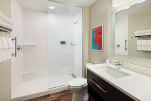 Designer toiletartikelen, een haardroger, handdoeken, zeep