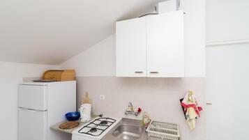 Fridge, cookware/dishes/utensils