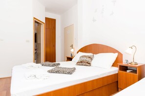 1 bedroom, WiFi, bed sheets - Guest House Daniela- Triple Room with Balcony and Sea View (Mlini)