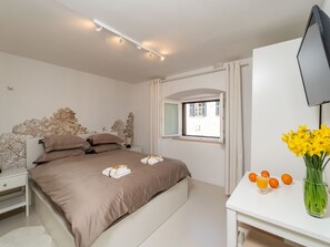 Iron/ironing board, free Internet, bed sheets