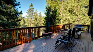 BBQ/picnic area - Scenic Wonders Alpine Aerie 3 Bedrooms (Yosemite National Park)