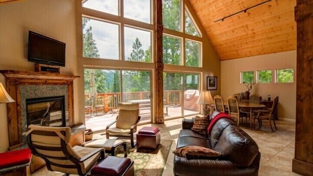 Cabin | Living room | TV, fireplace, DVD player, table football - Scenic Wonders Alpine Aerie 3 Bedrooms (Yosemite National Park)